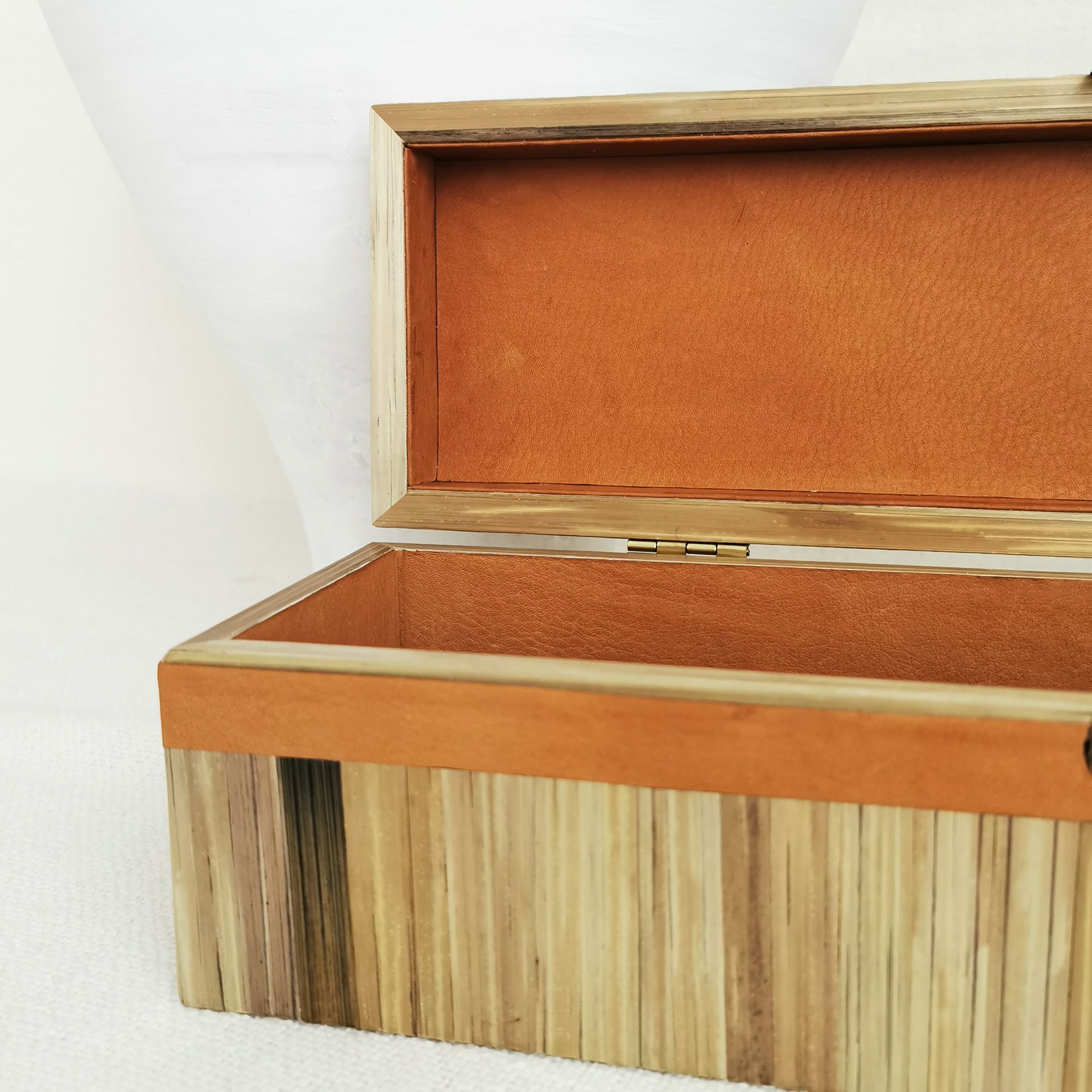 Coffret en bois en marqueterie de paille et cuir traditionnel orange