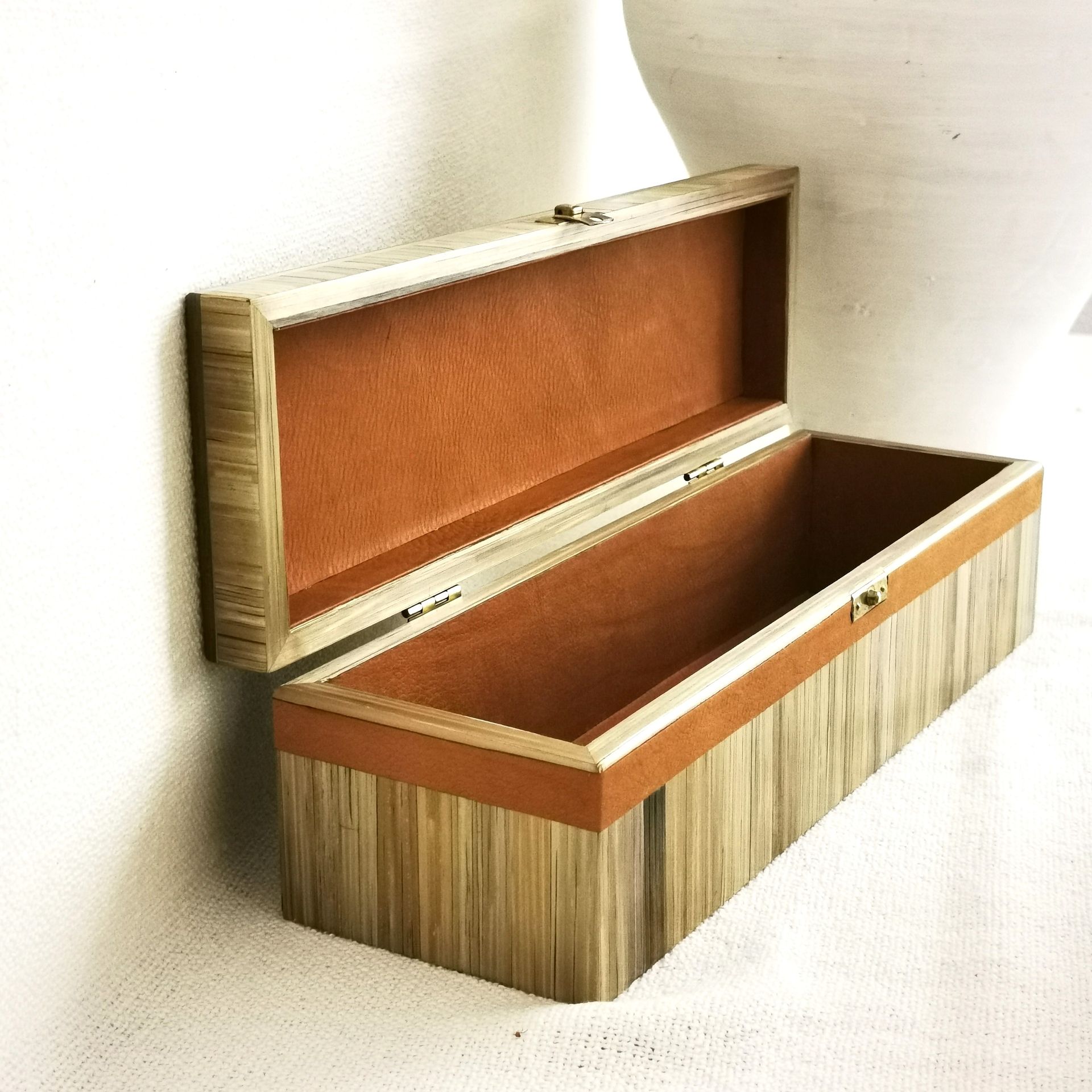 Coffret en bois en marqueterie de paille et cuir traditionnel orange ouvert